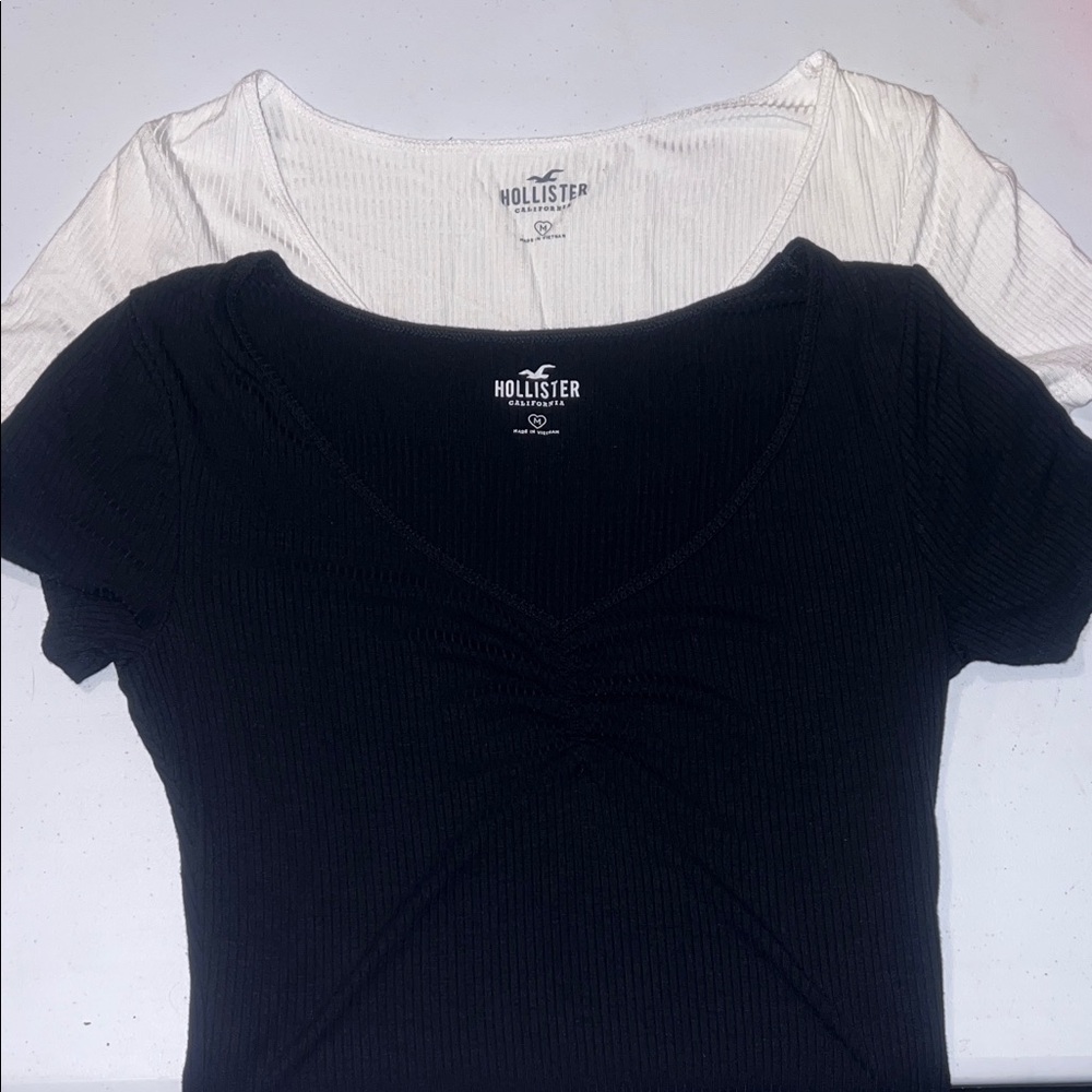Hollister Women's Short Sleeve Tees in Black and White